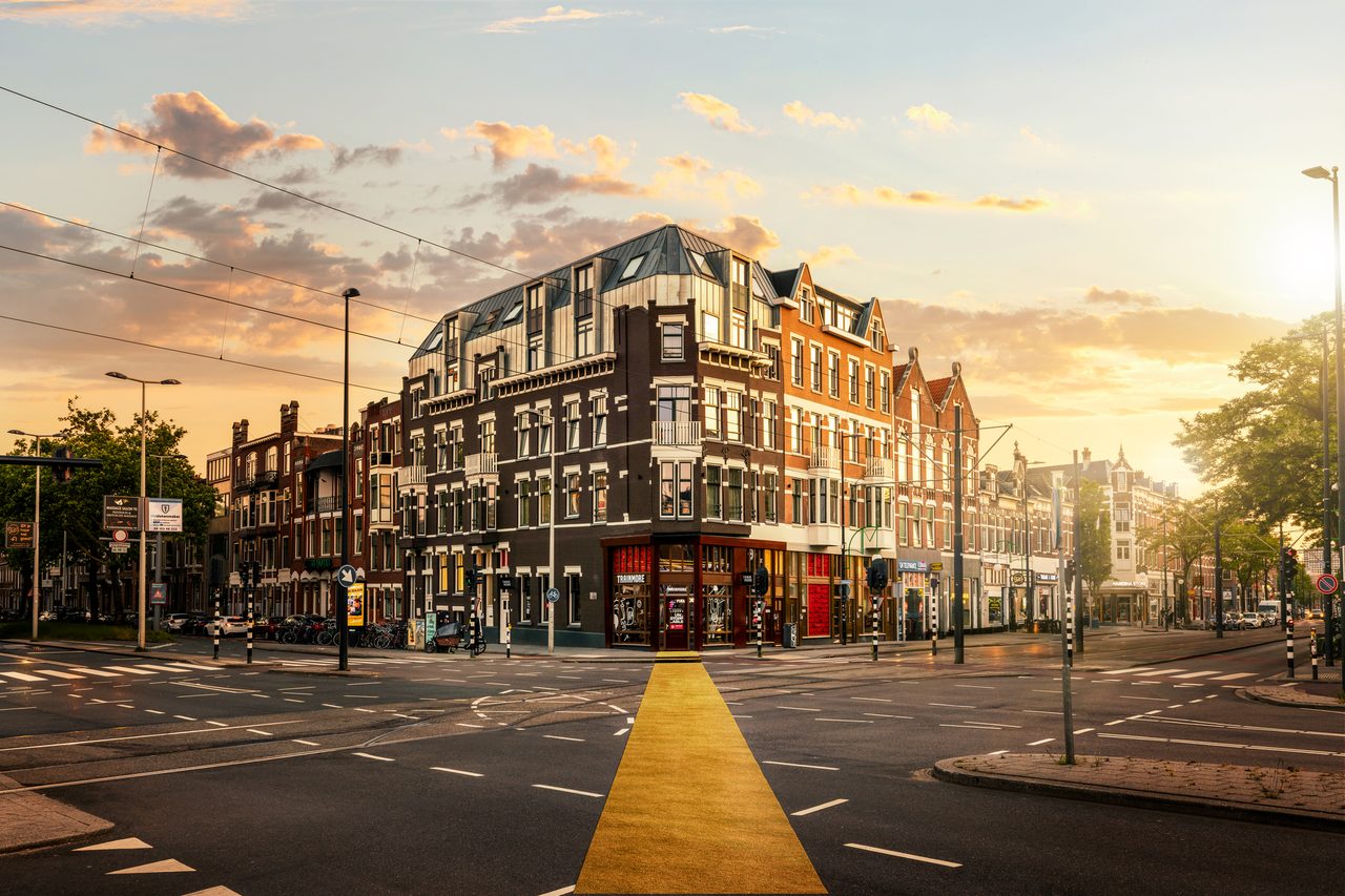 MEES 68 hoekpand Eerste Middellandstraat / 's-Gravendijkwal Rotterdam Centrum-West bij zonsondergang