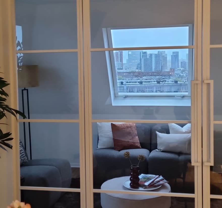 Uitzicht op de skyline van Rotterdam vanuit woning 68-E